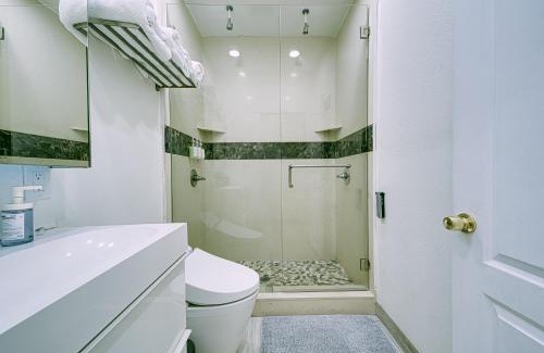 Santa Ana Apartment | Stylish Modern Home, AC, Parking & Near FWYs