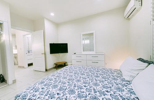 Santa Ana Apartment | Stylish Modern Home, AC, Parking & Near FWYs