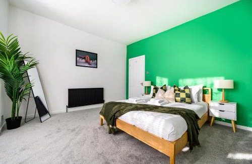 Old Trafford Apartment | Stylish Modern Manchester Home - Perfect for Work, Leisure & Stadium Visits with Parking