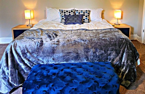 Latonia Apartment | Stylish modern-minimalist suite