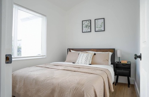 Old Northwood Historic District Hotel | Stylish & Modern 2BR Cosmo Suite Perfect Getaways!