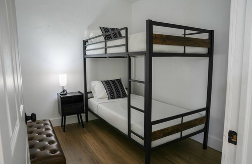 Old Northwood Historic District Hotel | Stylish & Modern 2BR Cosmo Suite Perfect Getaways!
