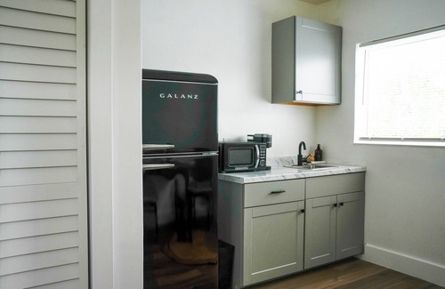 Old Northwood Historic District Hotel | Stylish & Modern 2BR Cosmo Suite Perfect Getaways!