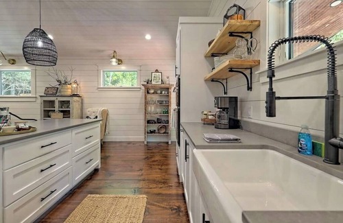 Hayesville Cottage | Stylish Mountain Escape -by Chatuge Home Concierge private, firepit