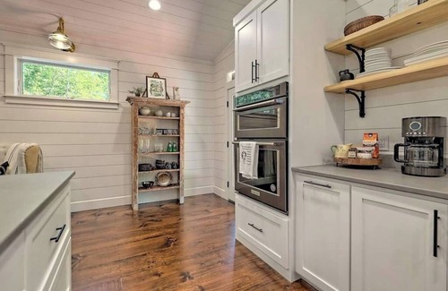 Hayesville Cottage | Stylish Mountain Escape -by Chatuge Home Concierge private, firepit