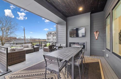 Haynes Area House | Stylish Multi-Level Retreat Rooftop & Pool Table