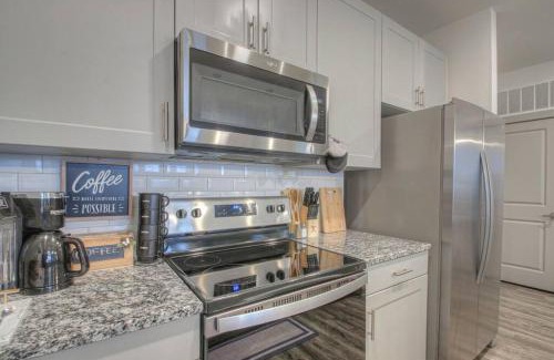 Metrocenter - North Rhodes Park Apartment | Stylish Music City Getaway 3miles to DWTWN