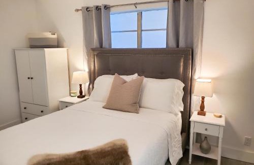Riverside Park House | Stylish & Newly-Renovated Suites near Las Olas