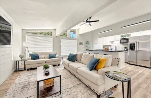 Bella Vista House | Stylish NWA pool table, family oasis!
