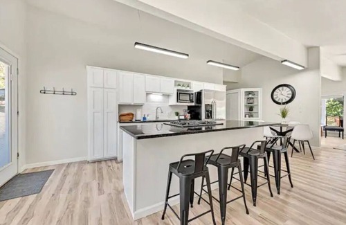 Bella Vista House | Stylish NWA pool table, family oasis!