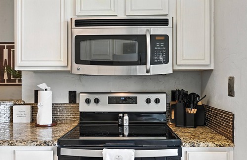 Northwest Carrollton House | Stylish Oasis in Carrollton w/Pool, Big Master,Media Room, Ping Pong Near Ktown