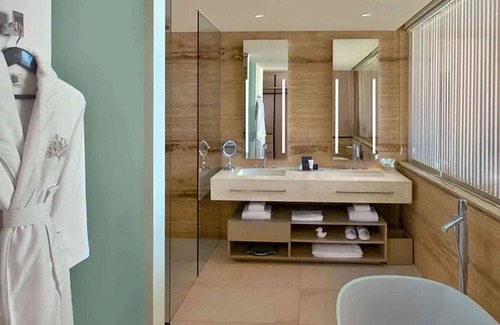 Downtown Cancun Hotel | Stylish Ocean Front Suite w/Balcony | 2 Family Ready Rooms | Outdoor Pool