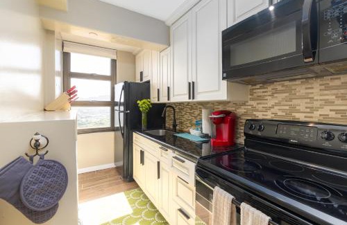Waikiki Apartment | Stylish Ocean View Condo Near Waikiki Beach with Free Parking!