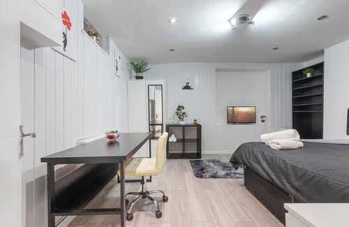 Portsoken Apartment | Stylish One-Bedroom Flat with Private Amenities – Your Home Away from Home!