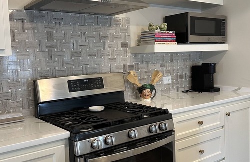 Oxford Cottage | Stylish Oxford getaway! Just a 10-minute walk to Oxford’s historic Downtown Squ.