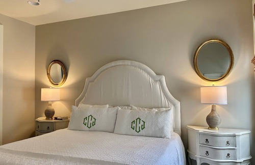 Oxford Cottage | Stylish Oxford getaway! Just a 10-minute walk to Oxford’s historic Downtown Squ.