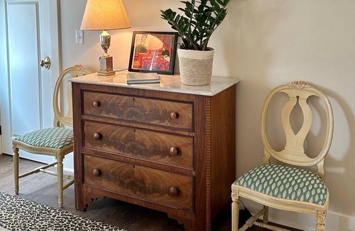 Oxford Cottage | Stylish Oxford getaway! Just a 10-minute walk to Oxford’s historic Downtown Squ.