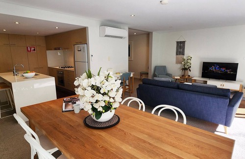 Randwick Apartment | Stylish Parkside Retreat - Outdoor Pool & Undercover Parking - Randwick