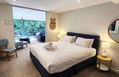 Randwick Apartment | Stylish parkside retreat