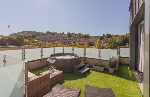 Bath Apartment | Stylish Penthouse Apartment With Hot Tub