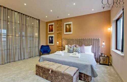 Queen's Park Apartment | Stylish Penthouse with City Views/balcony AC