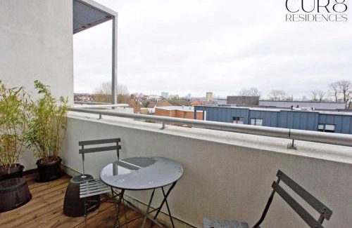 Queen's Park Apartment | Stylish Penthouse with City Views/balcony AC