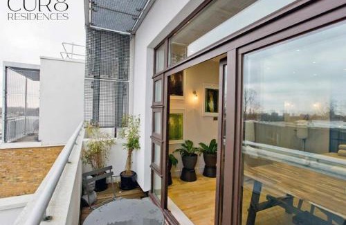 Queen's Park Apartment | Stylish Penthouse with City Views/balcony AC