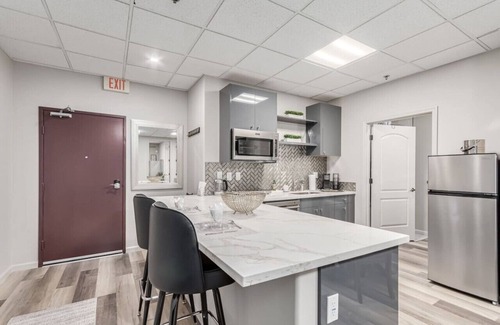Town Center Condo | Stylish & Prestigious! 2 Bed/2 Bath-On The Avenue