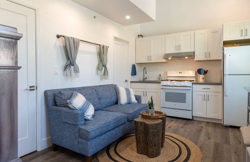 Mar Vista Apartment | Stylish Private Gorgeous 2 Story Guesthouse + Parking