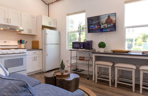 Mar Vista Apartment | Stylish Private Gorgeous 2 Story Guesthouse + Parking