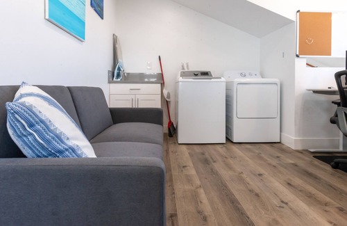 Mar Vista Apartment | Stylish Private Gorgeous 2 Story Guesthouse + Parking