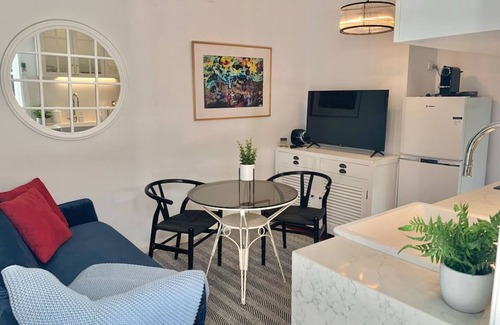 Brighton Apartment | Stylish Private Studio for 2★Close to Beach★Free WiFi★Netflix★Parking