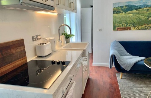 Brighton Apartment | Stylish Private Studio for 2★Close to Beach★Free WiFi★Netflix★Parking