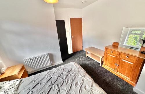 Merton House | Stylish Refurbished London Home - Family, Friends & Business Travellers Retreat near Wimbledon, Sleeps 6, Free Street Parking