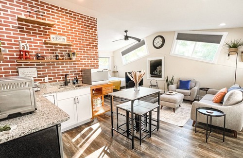 Colorado Springs Apartment | ★Stylish★ remodeled studio near IvyWild/Downtown