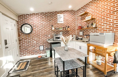 Colorado Springs Apartment | ★Stylish★ remodeled studio near IvyWild/Downtown