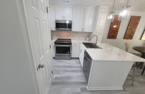 North Charleston House | Stylish Remodeled Townhouse