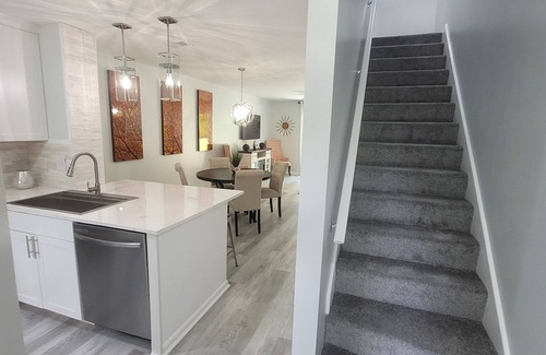 North Charleston House | Stylish Remodeled Townhouse