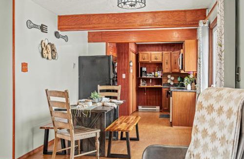 East Stroudsburg House | Stylish Renovated Home Open Layout Coffee Bar Near Hiking Waterfalls