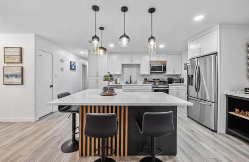 Bedford House | Stylish Renovated 4BD in Bedford + Grill!