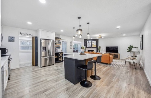 Bedford House | Stylish Renovated 4BD in Bedford + Grill!