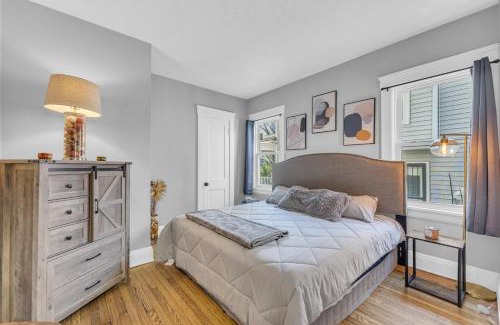 Cleveland House | Stylish Retreat by Shaker Square, Fast WiFi, Porch