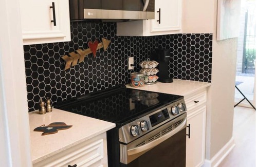 Memorial House | Stylish Retreat n5-Star Location, Deck & Pool!