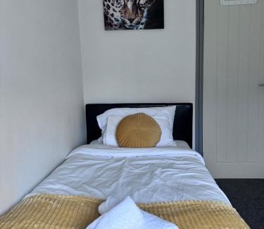 Wallasey House | Stylish Retreat near Birkenhead & Liverpool Your Cozy Home Away From Home