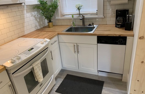 Crescent Lake House | Stylish Retreat: Patio, Bikes+Golf Near Dtwn&Beach
