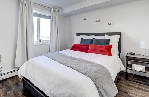 Calgary Apartment | Stylish Retreat: Self Check-in, Prime Location, & High-speed WiFi🌟