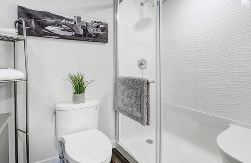 Calgary Apartment | Stylish Retreat: Self Check-in, Prime Location, & High-speed WiFi🌟