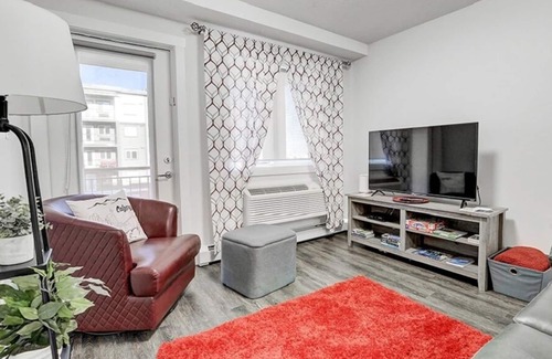 Calgary Apartment | Stylish Retreat: Self Check-in, Prime Location, & High-speed WiFi🌟
