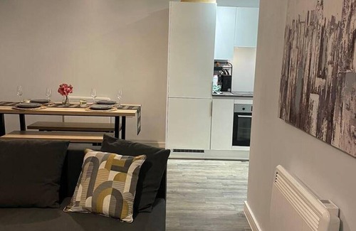 Bordesley Apartment | Stylish Retreat - Sleeps 6 Terrace-2bedroom-petsok