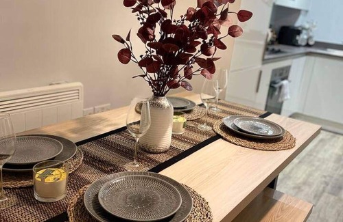 Bordesley Apartment | Stylish Retreat - Sleeps 6 Terrace-2bedroom-petsok